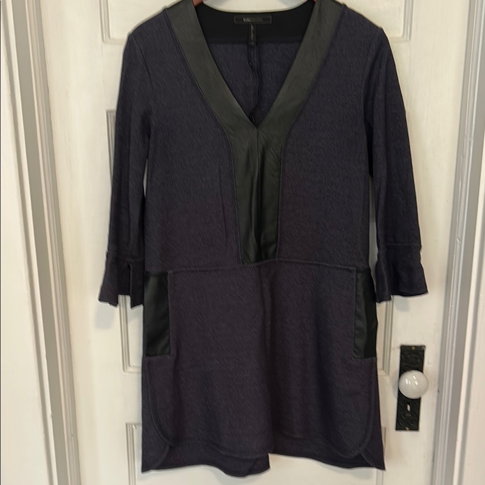 Women's V-Neck Tunic Top - Black